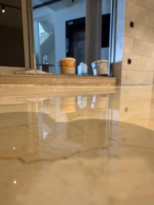 Mermer parlatma sonrası yakın plan - Camsı parlaklık ve yansıma