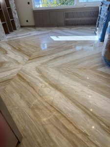 Antalya'da lüks konut için mermer silim ve parlatma sonrası ayna gibi parlak zemin